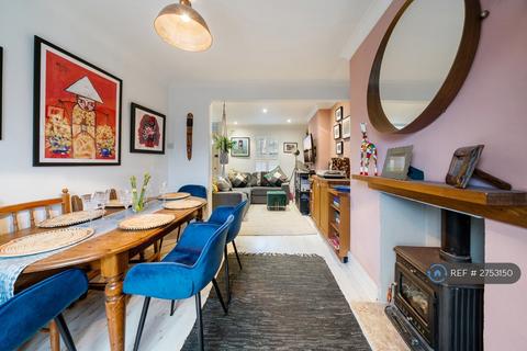 2 bedroom terraced house to rent, Sladedale Road, London, SE18