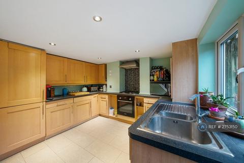 2 bedroom terraced house to rent, Sladedale Road, London, SE18