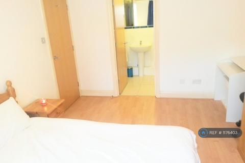 1 bedroom in a flat share to rent, Compass Point, London, E14