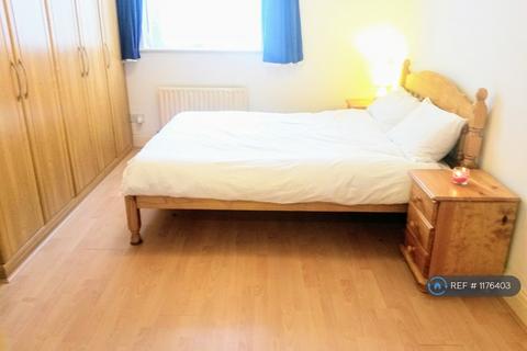 1 bedroom in a flat share to rent, Compass Point, London, E14