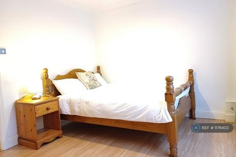 1 bedroom in a flat share to rent, Compass Point, London, E14