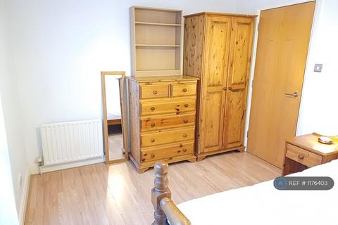 1 bedroom in a flat share to rent, Compass Point, London, E14