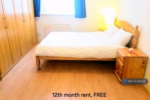 1 bedroom in a flat share to rent, Compass Point, London, E14
