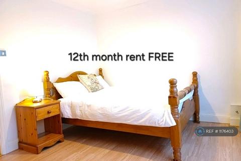 1 bedroom in a flat share to rent, Compass Point, London, E14