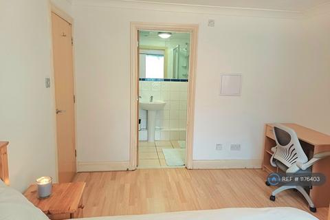 1 bedroom in a flat share to rent, Compass Point, London, E14