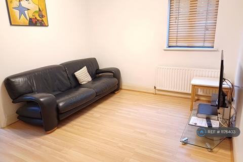 1 bedroom in a flat share to rent, Compass Point, London, E14