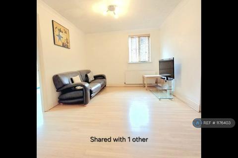 1 bedroom in a flat share to rent, Compass Point, London, E14
