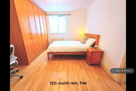 1 bedroom in a flat share to rent, Compass Point, London, E14