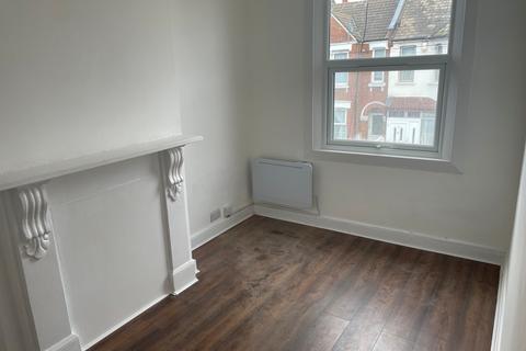 3 bedroom flat to rent, Beaconsfield Road, Willesden London NW10
