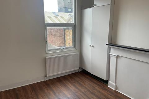3 bedroom flat to rent, Beaconsfield Road, Willesden London NW10