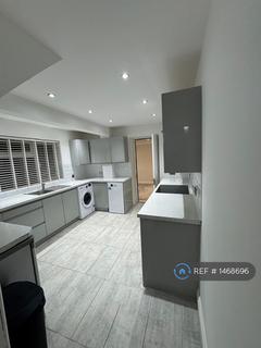 5 bedroom semi-detached house to rent, Pancroft, Abridge, Romford, RM4