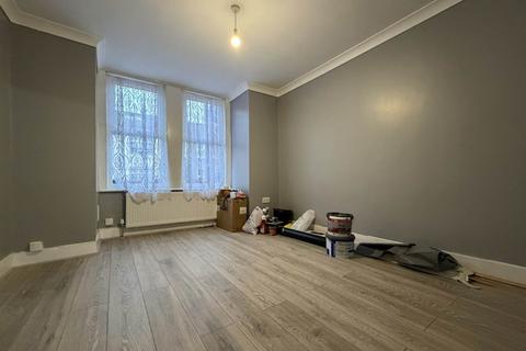 2 bedroom flat to rent, Fulbourne Road, Walthamstow, E17