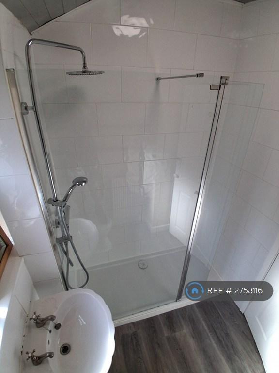 Middle Floor Bathroom