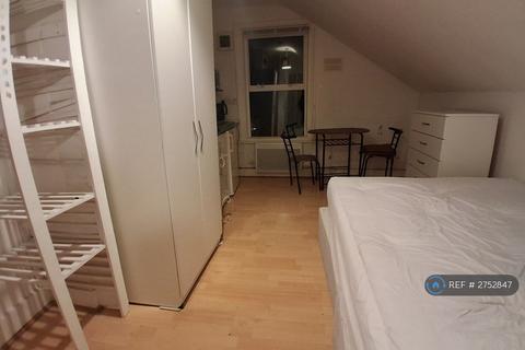 Studio to rent, Leigham Vale, London, SW16