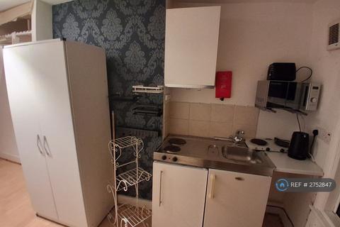 Studio to rent, Leigham Vale, London, SW16