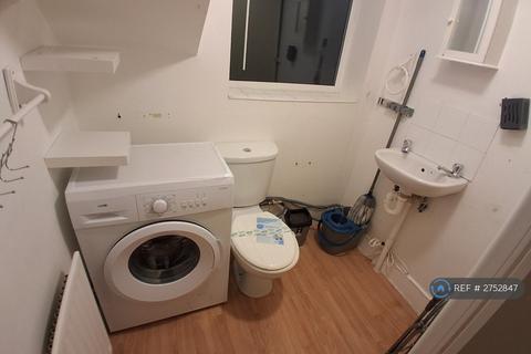 Studio to rent, Leigham Vale, London, SW16