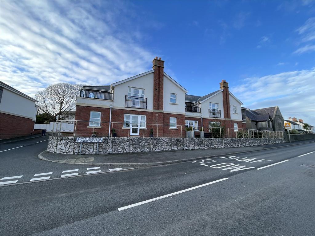 13 Llys Rhostrefor