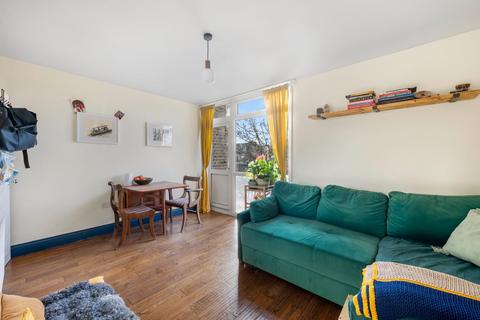 2 bedroom flat for sale, Kingsgate Estate, Tottenham Road, London N1