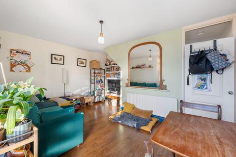 2 bedroom flat for sale, Kingsgate Estate, Tottenham Road, London N1