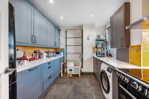 2 bedroom flat for sale, Kingsgate Estate, Tottenham Road, London N1