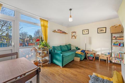 2 bedroom flat for sale, Kingsgate Estate, Tottenham Road, London N1