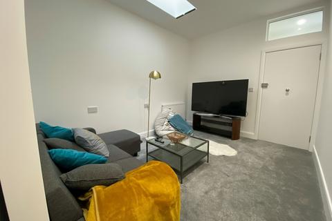 2 bedroom flat to rent, Oxford Road, Denham, UB9