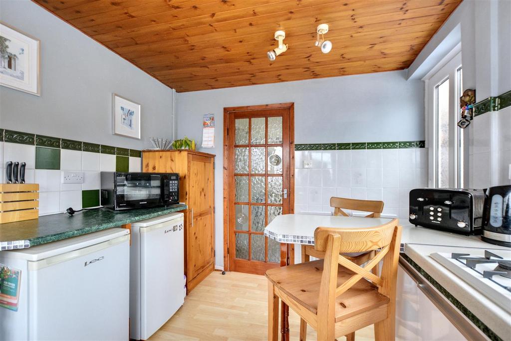 Kitchen 2.jpeg