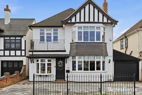 4 bedroom detached house for sale, Main Road, Gidea Park, RM2