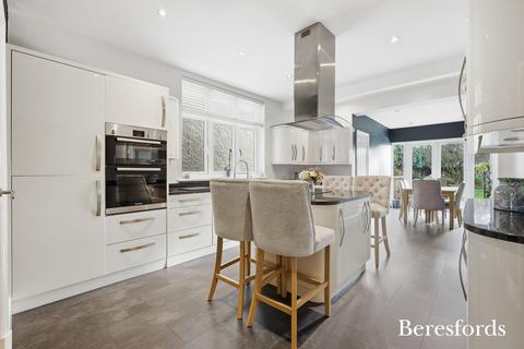 4 bedroom detached house for sale, Main Road, Gidea Park, RM2