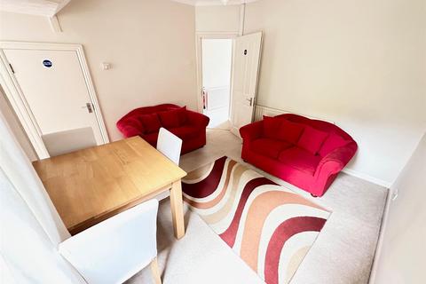 3 bedroom terraced house to rent, Bridge Road, Uxbridge