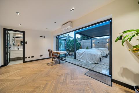 4 bedroom semi-detached house to rent - Treewall Gardens Bromley BR1