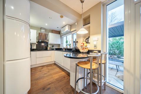 4 bedroom semi-detached house to rent, Treewall Gardens Bromley BR1