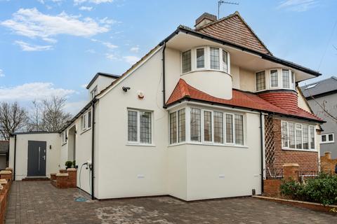 4 bedroom semi-detached house to rent, Treewall Gardens Bromley BR1
