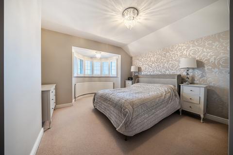 4 bedroom semi-detached house to rent, Treewall Gardens Bromley BR1