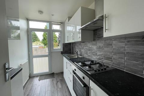 3 bedroom end of terrace house to rent, Luton LU4