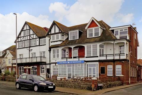 2 bedroom flat to rent, Sea Road, Westgate-On-Sea