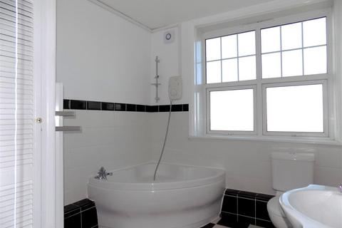 2 bedroom flat to rent, Sea Road, Westgate-On-Sea