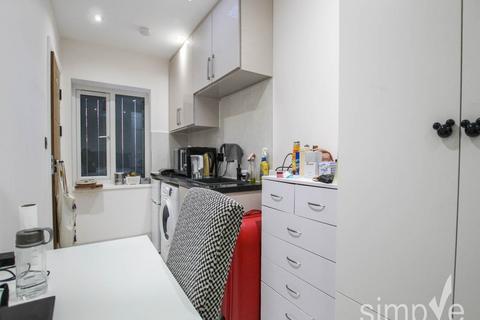 Studio to rent, Windsor Avenue, Hillingdon, Middlesex