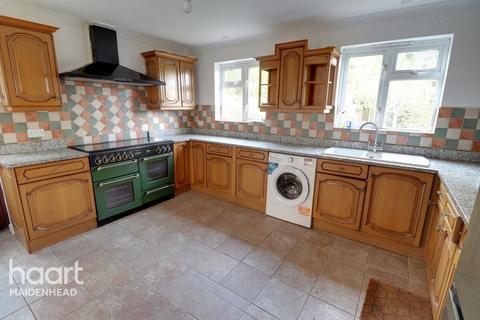 4 bedroom semi-detached house to rent, Fairfield Avenue, SLOUGH