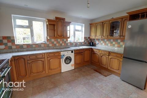 4 bedroom semi-detached house to rent, Fairfield Avenue, SLOUGH