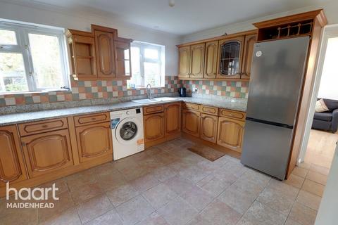 4 bedroom semi-detached house to rent, Fairfield Avenue, SLOUGH