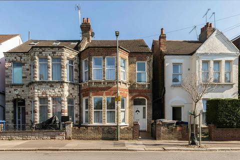 Studio to rent, Ash Grove, London NW2