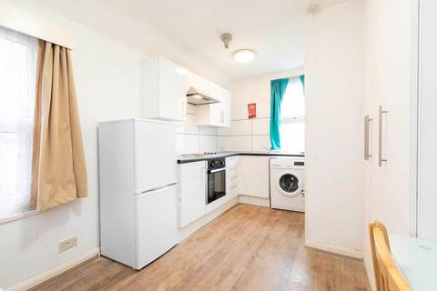 Studio to rent, Ash Grove, London NW2
