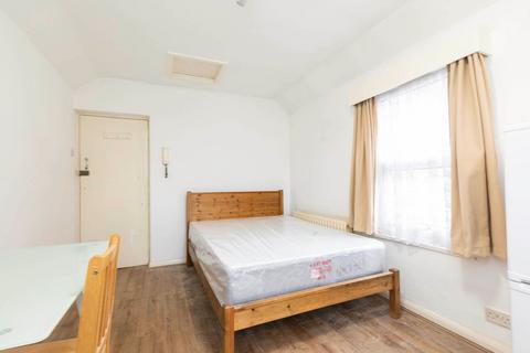 Studio to rent, Ash Grove, London NW2