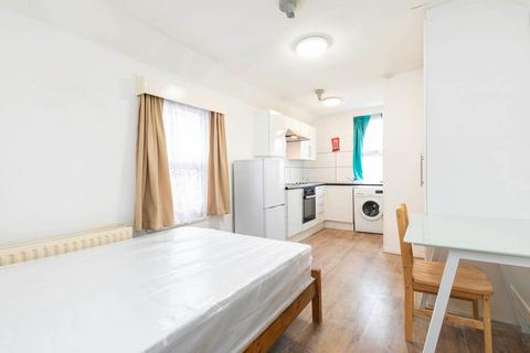 Studio to rent, Ash Grove, London NW2