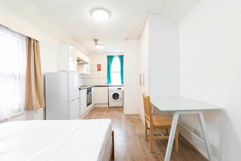 Studio to rent, Ash Grove, London NW2