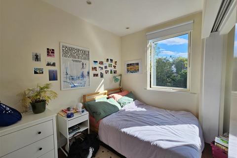 2 bedroom apartment to rent, Crouch End Hill, London