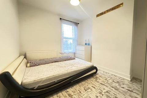 3 bedroom terraced house for sale, Humberstone Road, London