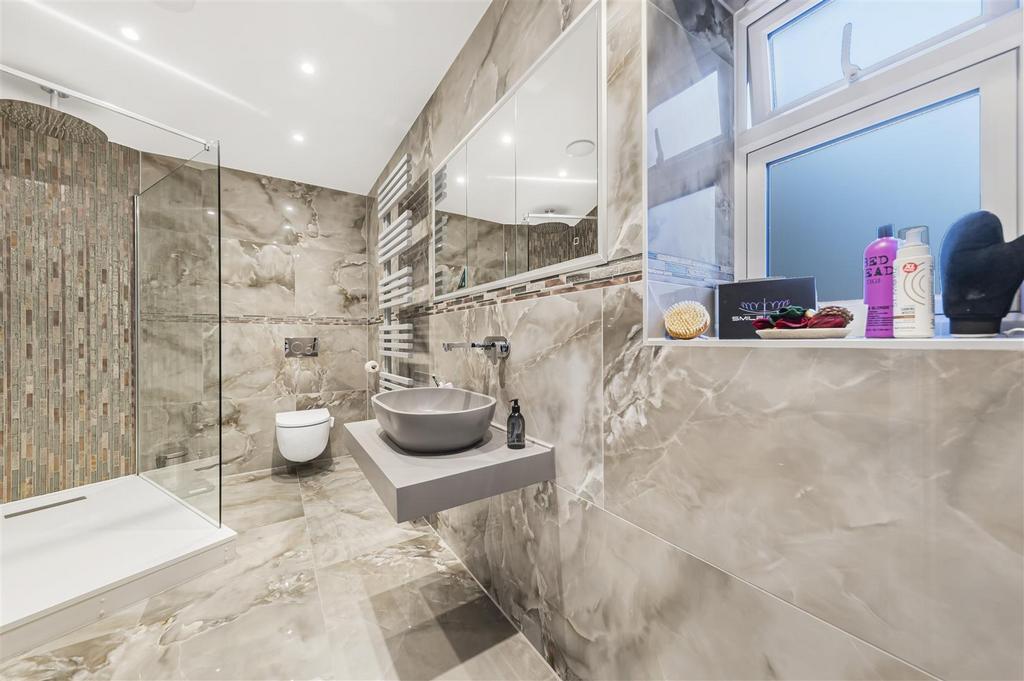 En suite shower room (1)