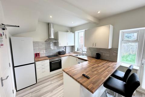 6 bedroom semi-detached house to rent, Dellfield Crescent, Uxbridge